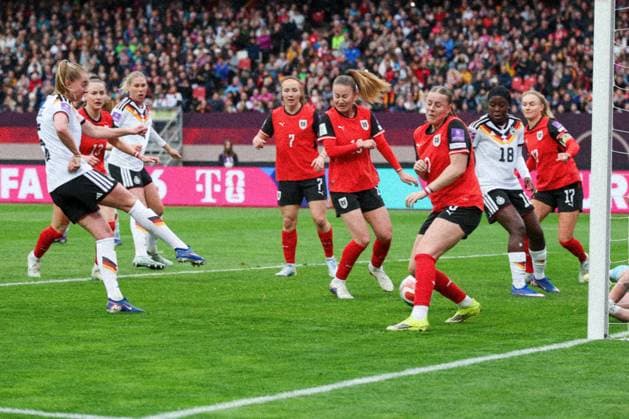 Der Schuss von Janina Minge 5 (Deutschland), links, kann nur von der Torhueterin Oesterreichs abgeklatscht werden, danach folgt das 1:0 durch Nicole Anyomi 18 (Deutschland), Deutschland vs. Oesterreich, DFB, Fussball, Frauen, Qualifikation zur Frauen-WM, Gruppenphase, Gruppe D, Spieltag 3 von 6, Saison 2025 26, 14.04.2026 Nuernberg Bayern Deutschland