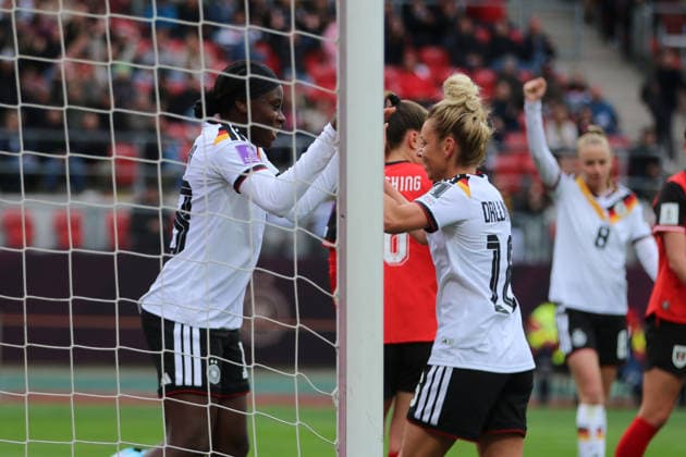 14.04.2026 Fußball Frauen 2025 2026 WM-Qualifikation Europa 3. Spieltag Deutschland - Österreich Max-Morlock-Stadion Nürnberg Nicole Anyomi (Deutschland, 18, weiß) jubelt mit Linda Dallmann (Deutschland, 16, weiß) nach ihrem Tor zum 1:0. Nürnberg Bayern Deutschland