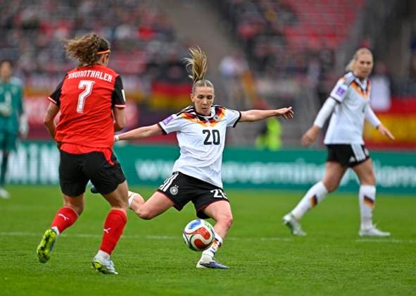 14.04.2026, WM-Qualifikation Europa, Frauen 2026, 3.Spieltag, Deutschland - Österreich, im Max-Morlock-Stadion Nürnberg, v.l. Melanie Brunnthaler (Österreich) gegen Elisa Senß (Deutschland)