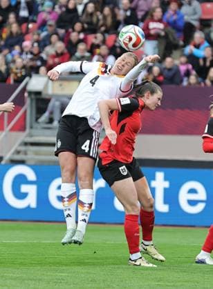 14.04.2026 - Fussball Frauenfussball - Länderspiel - WM-Qualifikationsspiel Qualikfikation Qualifikationsspiel zur Weltmeisterschaft 2027 - Deutschland gg Österreich - Sportfoto Zink DaMa - xdaxmax - Rebecca Knaak (4, Deutschland ) Virginia Kirchberger (13, Österreich )