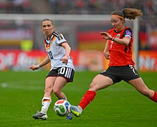 14.04.2026, WM-Qualifikation Europa, Frauen 2026, 3.Spieltag, Deutschland - Österreich, im Max-Morlock-Stadion Nürnberg, v.l. Elisa Senß (Deutschland) gegen Melanie Brunnthaler (Österreich)