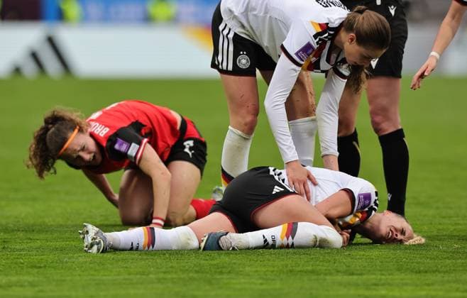 14.04.2026 - Fussball Frauenfussball - Länderspiel - WM-Qualifikationsspiel Qualikfikation Qualifikationsspiel zur Weltmeisterschaft 2027 - Deutschland gg Österreich - Sportfoto Zink DaMa - xdaxmax - Giulia Gwinn (7, Deutschland ) mit Schmerzen Verletzung verletzt am Boden nach Foul von Melanie Brunnthaler (7, Österreich )