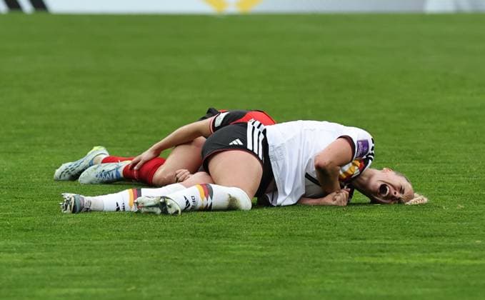 14.04.2026 - Fussball Frauenfussball - Länderspiel - WM-Qualifikationsspiel Qualikfikation Qualifikationsspiel zur Weltmeisterschaft 2027 - Deutschland gg Österreich - Sportfoto Zink DaMa - xdaxmax - Giulia Gwinn (7, Deutschland ) mit Schmerzen Verletzung verletzt am Boden nach Foul von Melanie Brunnthaler (7, Österreich )