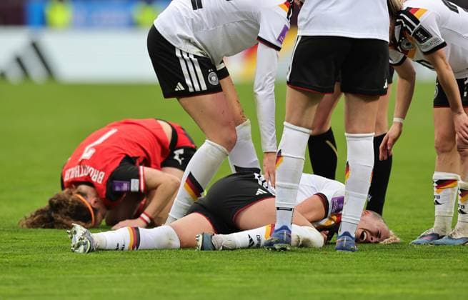 14.04.2026 - Fussball Frauenfussball - Länderspiel - WM-Qualifikationsspiel Qualikfikation Qualifikationsspiel zur Weltmeisterschaft 2027 - Deutschland gg Österreich - Sportfoto Zink DaMa - xdaxmax - Giulia Gwinn (7, Deutschland ) mit Schmerzen Verletzung verletzt am Boden nach Foul von Melanie Brunnthaler (7, Österreich )