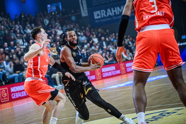 easycredit BBL Basketball Bundesliga 2025 2026 Nachholspiel 23. Spieltag 14.04.2026 Science City Jena vs Basketball Löwen Braunschweig Chip Flanigan (Braunschweig) am Ball gegen Jack Pagenkopf (Jena) Sparkassen Arena