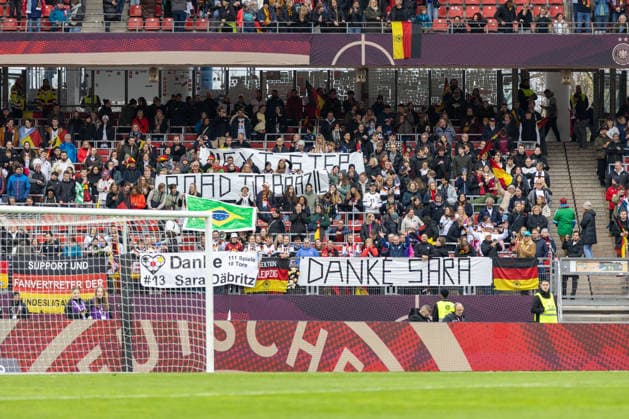 Deutschland: Fußball WM-Qualifikation Europa Frauen 2026, 3. Spieltag - Deutschland vs Österreich - Max-Morlock-Stadion (Nürnberg) : Spruchbanner mit Aufschrift : Danke Sara und Next Step Road to Brasil Copyright: xMichellexLukax