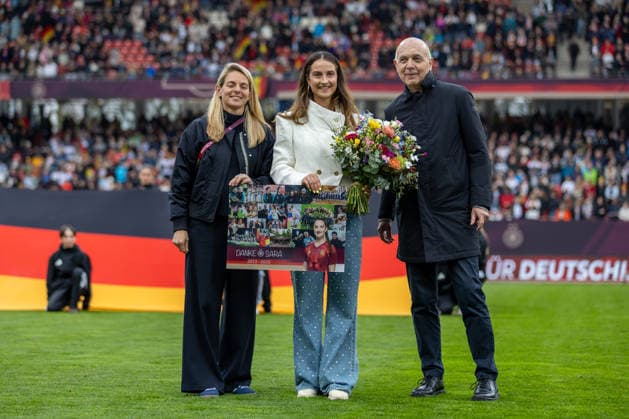 Deutschland: Fußball WM-Qualifikation Europa Frauen 2026, 3. Spieltag - Deutschland vs Österreich - Max-Morlock-Stadion (Nürnberg) : Verabschiedung von Sara Däbritz Copyright: xMichellexLukax