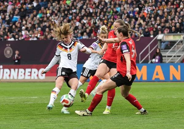 14.04.2026 - Fussball Frauenfussball - Länderspiel - WM-Qualifikationsspiel Qualikfikation Qualifikationsspiel zur Weltmeisterschaft 2027 - Deutschland gg Österreich - Sportfoto Zink DaMa - xdaxmax - Vivien Endemann (8, Deutschland ) mit Torschuss