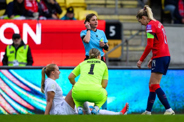 260414 Lana Golob of Slovenia in pain during the FIFA Women s World Cup Qualifier football match between Norway and Slovenia on April 14, 2026 in Lillestrom. Photo: Marius Simensen BILDBYRAN COP 238 VG0919 bbeng fotball soccer football fotboll FIFA World Cup, WM, Weltmeisterschaft, Fussball qualifiers vm-kvalifisering kvinner vm kvalik landskamp dam norge norway slovenien slovenia skada Copyright: MARIUSxSIMENSEN BB260414BB464