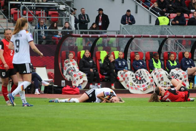 14.04.2026 Fußball Frauen 2025 2026 WM-Qualifikation Europa 3. Spieltag Deutschland - Österreich Max-Morlock-Stadion Nürnberg Giulia Gwinn (Deutschland, 7, weiß) liegt nach einem Zusammenprall mit Schmerzen am Boden. Nürnberg Bayern Deutschland