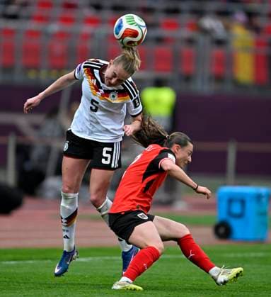 14.04.2026, WM-Qualifikation Europa, Frauen 2026, 3.Spieltag, Deutschland - Österreich, im Max-Morlock-Stadion Nürnberg, Janina Minge (Deutschland) setzt sich durch,
