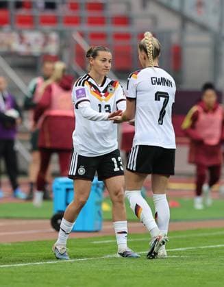 14.04.2026 - Fussball Frauenfussball - Länderspiel - WM-Qualifikationsspiel Qualikfikation Qualifikationsspiel zur Weltmeisterschaft 2027 - Deutschland gg Österreich - Sportfoto Zink DaMa - xdaxmax - Giulia Gwinn (7, Deutschland ) muss wg Schmerzen Verletzung verletzt gegen Carlotta Wamser (13, Deutschland ) ausgewechselt werden - Auswechslung Einwechslung Wechsel