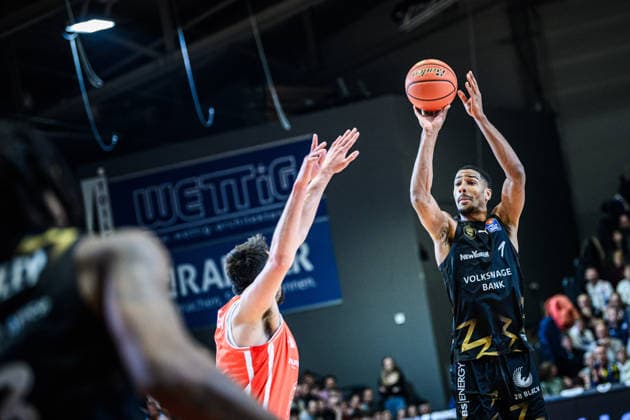easycredit BBL Basketball Bundesliga 2025 2026 Nachholspiel 23. Spieltag 14.04.2026 Science City Jena vs Basketball Löwen Braunschweig David NGuessan (Braunschweig) beim Wurf Sparkassen Arena