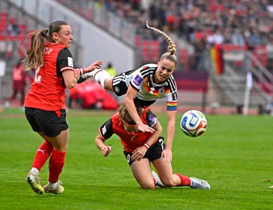 14.04.2026, WM-Qualifikation Europa, Frauen 2026, 3.Spieltag, Deutschland - Österreich, im Max-Morlock-Stadion Nürnberg, Giulia Gwinn (Deutschland) fällt zu Boden