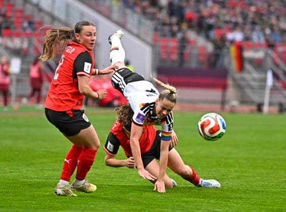 14.04.2026, WM-Qualifikation Europa, Frauen 2026, 3.Spieltag, Deutschland - Österreich, im Max-Morlock-Stadion Nürnberg, Giulia Gwinn (Deutschland) fällt zu Boden
