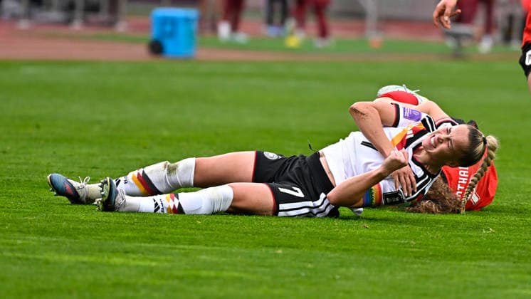 14.04.2026, WM-Qualifikation Europa, Frauen 2026, 3.Spieltag, Deutschland - Österreich, im Max-Morlock-Stadion Nürnberg, Giulia Gwinn (Deutschland) angeschlagen am Boden
