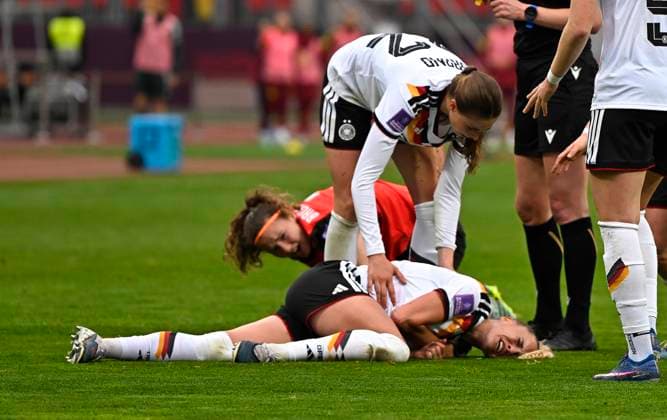 14.04.2026, WM-Qualifikation Europa, Frauen 2026, 3.Spieltag, Deutschland - Österreich, im Max-Morlock-Stadion Nürnberg, Giulia Gwinn (Deutschland) angeschlagen am Boden