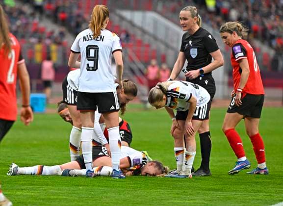 14.04.2026, WM-Qualifikation Europa, Frauen 2026, 3.Spieltag, Deutschland - Österreich, im Max-Morlock-Stadion Nürnberg, Giulia Gwinn (Deutschland) angeschlagen am Boden
