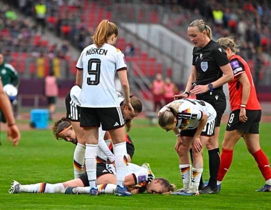 14.04.2026, WM-Qualifikation Europa, Frauen 2026, 3.Spieltag, Deutschland - Österreich, im Max-Morlock-Stadion Nürnberg, Giulia Gwinn (Deutschland) angeschlagen am Boden