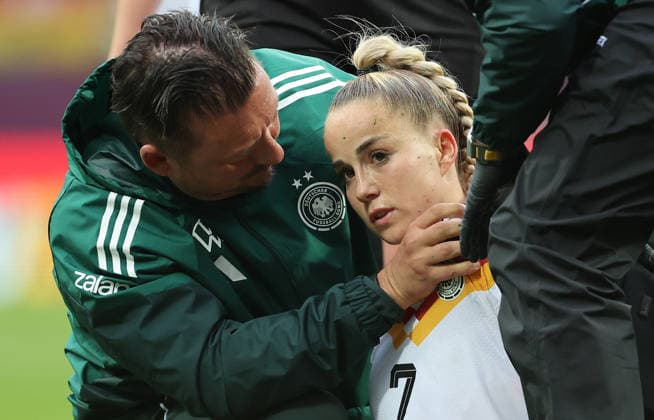Giulia Gwinn Verletzung , , WM Frauen Qualifikation , Deutschland-Österreich , Fußball , Frauen , in den Max Morlock Stadion, in Nürnberg , Bayern , Deutschland. April 14 , 2026 . Photo by: Davide Elias IPA Photo Pressefoto DENL Copyright: xDavidexEliasx
