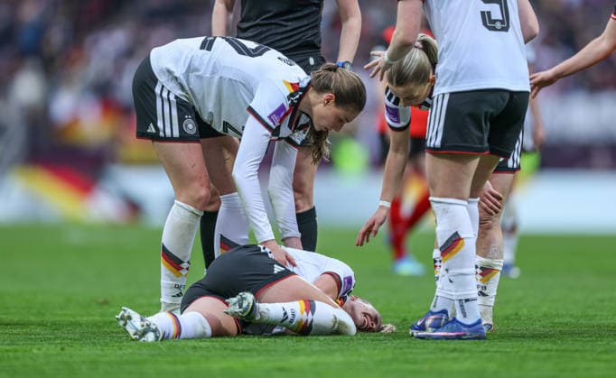 GER, Nürnberg, Deutschland vs Österreich, Länderspiel, Fussball, FIFA, Spielzeit 2026 2027, WM-Qualifikation, Max-Morlock-Stadion, 3. Spieltag im Bild: Verletzung bei Giulia Gwinn (Deutschland Frauen 7), Schmerzen DFB DFL REGULATIONS PROHIBIT ANY USE OF PHOTOGRAPHS AS IMAGE SEQUENCES AND OR QUASI-VIDEO, 14.04.2026 Copyright: HMBxMedia HendrikxHamelau