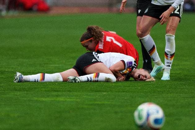 Giulia Gwinn 7 (Deutschland) schreit vor Schmerzen nach einem Foul von Melanie Brunnthaler 7 (Oesterreich), sie muss kurz danach, an der Schulter verletzt, ausgewechselt werden, Deutschland vs. Oesterreich, DFB, Fussball, Frauen, Qualifikation zur Frauen-WM, Gruppenphase, Gruppe D, Spieltag 3 von 6, Saison 2025 26, 14.04.2026 Nuernberg Bayern Deutschland