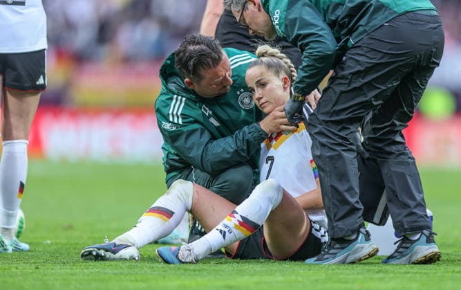 GER, Nürnberg, Deutschland vs Österreich, Länderspiel, Fussball, FIFA, Spielzeit 2026 2027, WM-Qualifikation, Max-Morlock-Stadion, 3. Spieltag im Bild: Verletzung bei Giulia Gwinn (Deutschland Frauen 7), Schmerzen DFB DFL REGULATIONS PROHIBIT ANY USE OF PHOTOGRAPHS AS IMAGE SEQUENCES AND OR QUASI-VIDEO, 14.04.2026 Copyright: HMBxMedia HendrikxHamelau