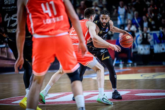 easycredit BBL Basketball Bundesliga 2025 2026 Nachholspiel 23. Spieltag 14.04.2026 Science City Jena vs Basketball Löwen Braunschweig v.re. am Ball Kaza Kajami Keane (Braunschweig) am Ball gegen Lorenz Bank (Jena) Sparkassen Arena *** easycredit BBL Basketball Bundesliga 2025 2026 Catch-up match 23 Matchday 14 04 2026 Science City Jena vs Basketball Löwen Braunschweig v re on the ball Kaza Kajami Keane Braunschweig on the ball vs Lorenz Bank Jena Sparkassen Arena