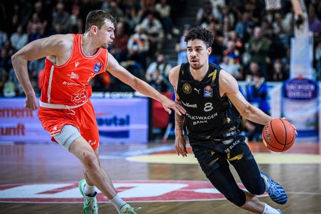 easycredit BBL Basketball Bundesliga 2025 2026 Nachholspiel 23. Spieltag 14.04.2026 Science City Jena vs Basketball Löwen Braunschweig v.re. am Ball JoshuaObiesie (Braunschweig) gegen Lorenz Bank (Jena) Sparkassen Arena