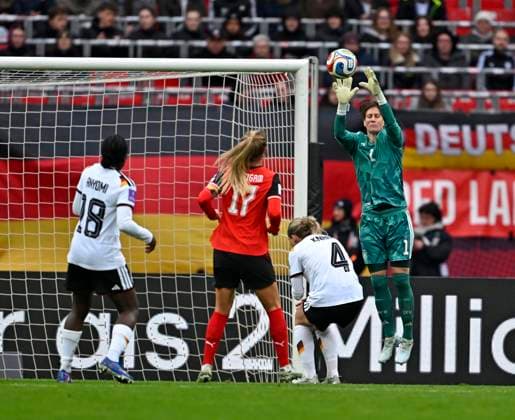 14.04.2026, WM-Qualifikation Europa, Frauen 2026, 3.Spieltag, Deutschland - Österreich, im Max-Morlock-Stadion Nürnberg, Torhüterin Ann-Katrin Berger (Deutschland) plückt den Ball runter .v.l. Nicole Anyomi (Deutschland), Sarah Puntigam (Österreich), Rebecca Knaak (Deutschland) und Torhüterin Ann-Katrin Berger (Deutschland)