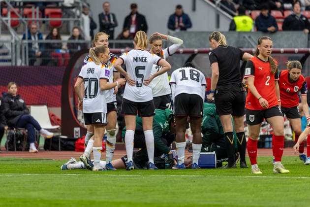 Deutschland: Fußball WM-Qualifikation Europa Frauen 2026, 3. Spieltag - Deutschland vs Österreich - Max-Morlock-Stadion (Nürnberg) : Gwinn Giulia (Deutsche Frauen Nationalmannschaft, 7) Verletzt, Minge Janina (Deutsche Frauen Nationalmannschaft, 5), Senß Elisa (Deutsche Frauen Nationalmannschaft, 20), Anyomi Nicole (Deutsche Frauen Nationalmannschaft, 18), Copyright: xMichellexLukax