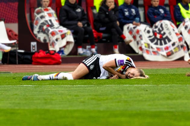 Deutschland: Fußball WM-Qualifikation Europa Frauen 2026, 3. Spieltag - Deutschland vs Österreich - Max-Morlock-Stadion (Nürnberg) : Gwinn Giulia (Deutsche Frauen Nationalmannschaft, 7) Verletzt auf dem Boden Copyright: xMichellexLukax