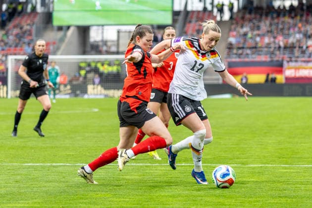 Deutschland: Fußball WM-Qualifikation Europa Frauen 2026, 3. Spieltag - Deutschland vs Österreich - Max-Morlock-Stadion (Nürnberg) : Wenger Claudia (Frauen Nationalmannschaft Österreich, 5) im Zweikampf gegen Kett Franziska (Deutsche Frauen Nationalmannschaft, 17) Copyright: xMichellexLukax