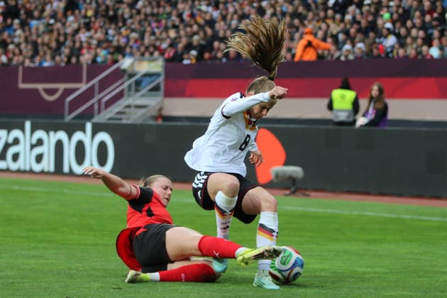 14.04.2026 Fußball Frauen 2025 2026 WM-Qualifikation Europa 3. Spieltag Deutschland - Österreich Max-Morlock-Stadion Nürnberg Vivien Endemann (Deutschland, 8, weiß) im Zweikampf mit Sarah Gutmann (Österreich, 3, rot). Nürnberg Bayern Deutschland