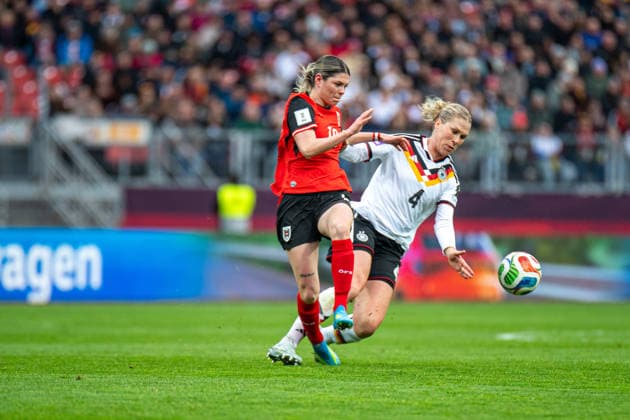 Eileen Campbell (10 Österreich) und Rebecca Knaak (4 Germany) im Zweikampf um den Ball beim Länderspiel zwischen Deutschland - Österreich am 14.04.2026 in Nürnberg. Nürnberg Max-Morlock-Stadion Bayern Deutschland