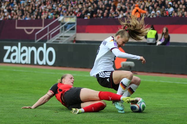 14.04.2026 Fußball Frauen 2025 2026 WM-Qualifikation Europa 3. Spieltag Deutschland - Österreich Max-Morlock-Stadion Nürnberg Vivien Endemann (Deutschland, 8, weiß) im Zweikampf mit Sarah Gutmann (Österreich, 3, rot). Nürnberg Bayern Deutschland