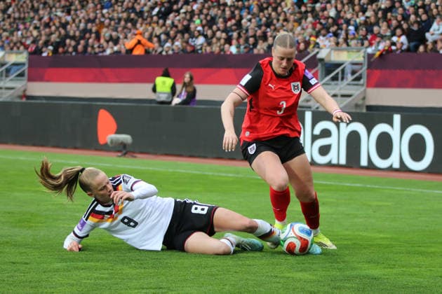 14.04.2026 Fußball Frauen 2025 2026 WM-Qualifikation Europa 3. Spieltag Deutschland - Österreich Max-Morlock-Stadion Nürnberg Vivien Endemann (Deutschland, 8, weiß) im Zweikampf mit Sarah Gutmann (Österreich, 3, rot). Nürnberg Bayern Deutschland