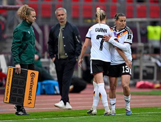 14.04.2026, WM-Qualifikation Europa, Frauen 2026, 3.Spieltag, Deutschland - Österreich, im Max-Morlock-Stadion Nürnberg, v.l. Trainer Christian Wück (Deutschland), Giulia Gwinn (Deutschland) und Carlotta Wamser (Deutschland)