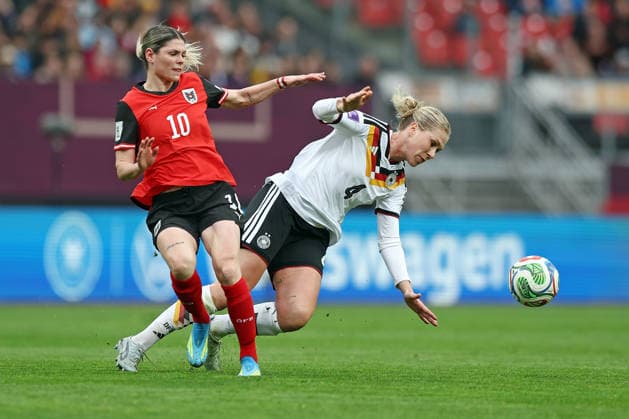 14.04.2026, xovx, Fußball Frauen WM-Qualifikation, Deutschland - Österreich v.l. Eileen Campbell (Österreich), Rebecca Knaak (Deutschland) Nürnberg Max-Morlock-Stadion Bayern Deutschland (DE)