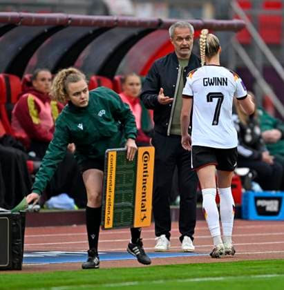 14.04.2026, WM-Qualifikation Europa, Frauen 2026, 3.Spieltag, Deutschland - Österreich, im Max-Morlock-Stadion Nürnberg, v.l. Giulia Gwinn (Deutschland) und Trainer Christian Wück (Deutschland)