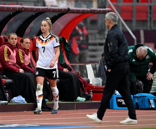 14.04.2026, WM-Qualifikation Europa, Frauen 2026, 3.Spieltag, Deutschland - Österreich, im Max-Morlock-Stadion Nürnberg, v.l. Giulia Gwinn (Deutschland) und Trainer Christian Wück (Deutschland)