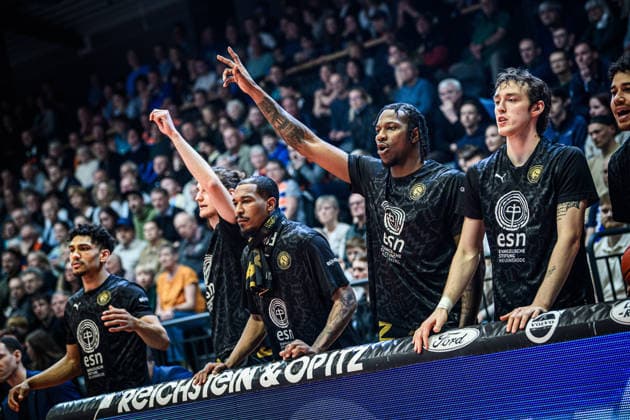 easycredit BBL Basketball Bundesliga 2025 2026 Nachholspiel 23. Spieltag 14.04.2026 Science City Jena vs Basketball Löwen Braunschweig Die Spieler von Braunschweig auf der Bank voller Erwartung bei einem 3er Sparkassen Arena