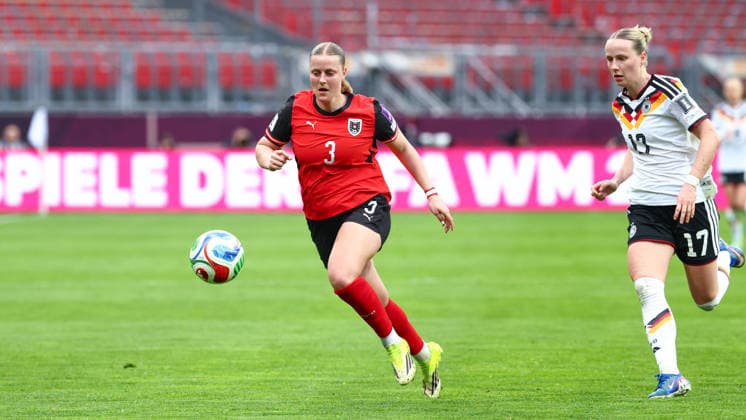 Sarah Gutmann (3, Österreich) und Franziska Kett (17, Deutschland) beim Spiel zwischen Deutschland v Österreich, Fußball, Frauen, Frauen-WM-Qualifikation, 2025 2026, 3.Spieltag am 14.04.2026 in Nürnberg, Max-Morlock-Stadion. Bayern Deutschland