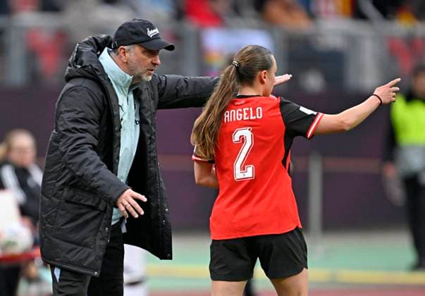 14.04.2026, WM-Qualifikation Europa, Frauen 2026, 3.Spieltag, Deutschland - Österreich, im Max-Morlock-Stadion Nürnberg, v.l. Trainer AlexanderÊSchriebl (Österreich) und Chiara D Angelo (Österreich).