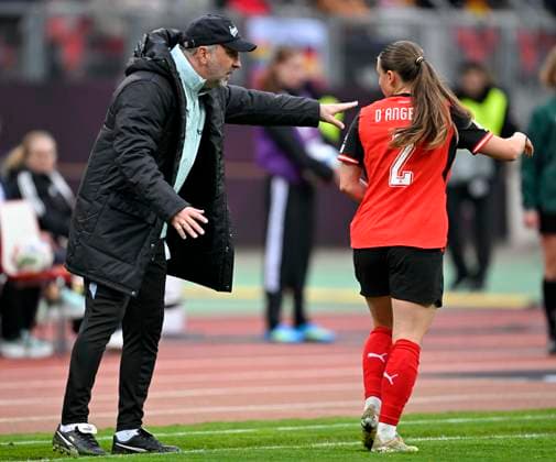 14.04.2026, WM-Qualifikation Europa, Frauen 2026, 3.Spieltag, Deutschland - Österreich, im Max-Morlock-Stadion Nürnberg, v.l. Trainer AlexanderÊSchriebl (Österreich) und Chiara D Angelo (Österreich).
