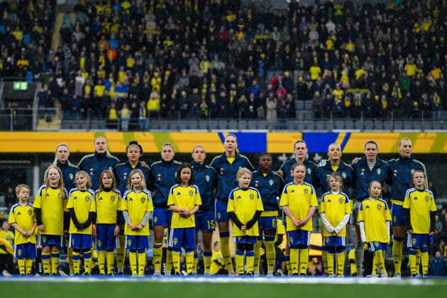 260414 Players of Sweden during the national anthem ahead of the FIFA Women s World Cup Qualifier football match between Sweden and Denmark on April 14, 2026 in Gothenburg. Photo: Mathias Bergeld BILDBYRAN kod MB CS0928 fotboll football soccer fotball vm-kval kval fifa womens world cup qualifier qualifier sverige sweden danmark denmark dam bbeng women kvinner Copyright: MATHIASxBERGELD BB260414MB013