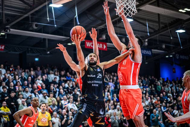 easycredit BBL Basketball Bundesliga 2025 2026 Nachholspiel 23. Spieltag 14.04.2026 Science City Jena vs Basketball Löwen Braunschweig Kaza Kajami Keane (Braunschweig) beim schweren Korbleger gegen Alexander Herrera (Jena) Sparkassen Arena