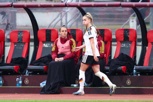 Giulia Gwinn (7, Deutschland) nach ihrer früheren Auswechslung beim Spiel zwischen Deutschland v Österreich, Fußball, Frauen, Frauen-WM-Qualifikation, 2025 2026, 3.Spieltag am 14.04.2026 in Nürnberg, Max-Morlock-Stadion. Bayern Deutschland
