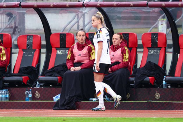 Giulia Gwinn (7, Deutschland) nach ihrer früheren Auswechslung beim Spiel zwischen Deutschland v Österreich, Fußball, Frauen, Frauen-WM-Qualifikation, 2025 2026, 3.Spieltag am 14.04.2026 in Nürnberg, Max-Morlock-Stadion. Bayern Deutschland