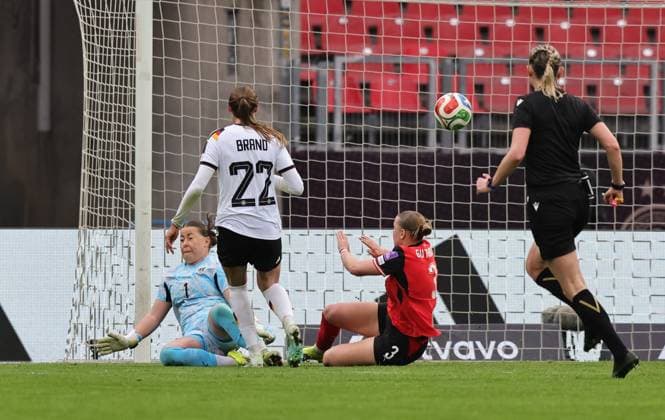 14.04.2026 - Fussball Frauenfussball - Länderspiel - WM-Qualifikationsspiel Qualikfikation Qualifikationsspiel zur Weltmeisterschaft 2027 - Deutschland gg Österreich - Sportfoto Zink DaMa - xdaxmax - Jule Brand (22, Deutschland ) mit Torschuss gg Mariella El Sherif (1, Österreich ) Sarah Gutmann (3, Österreich )